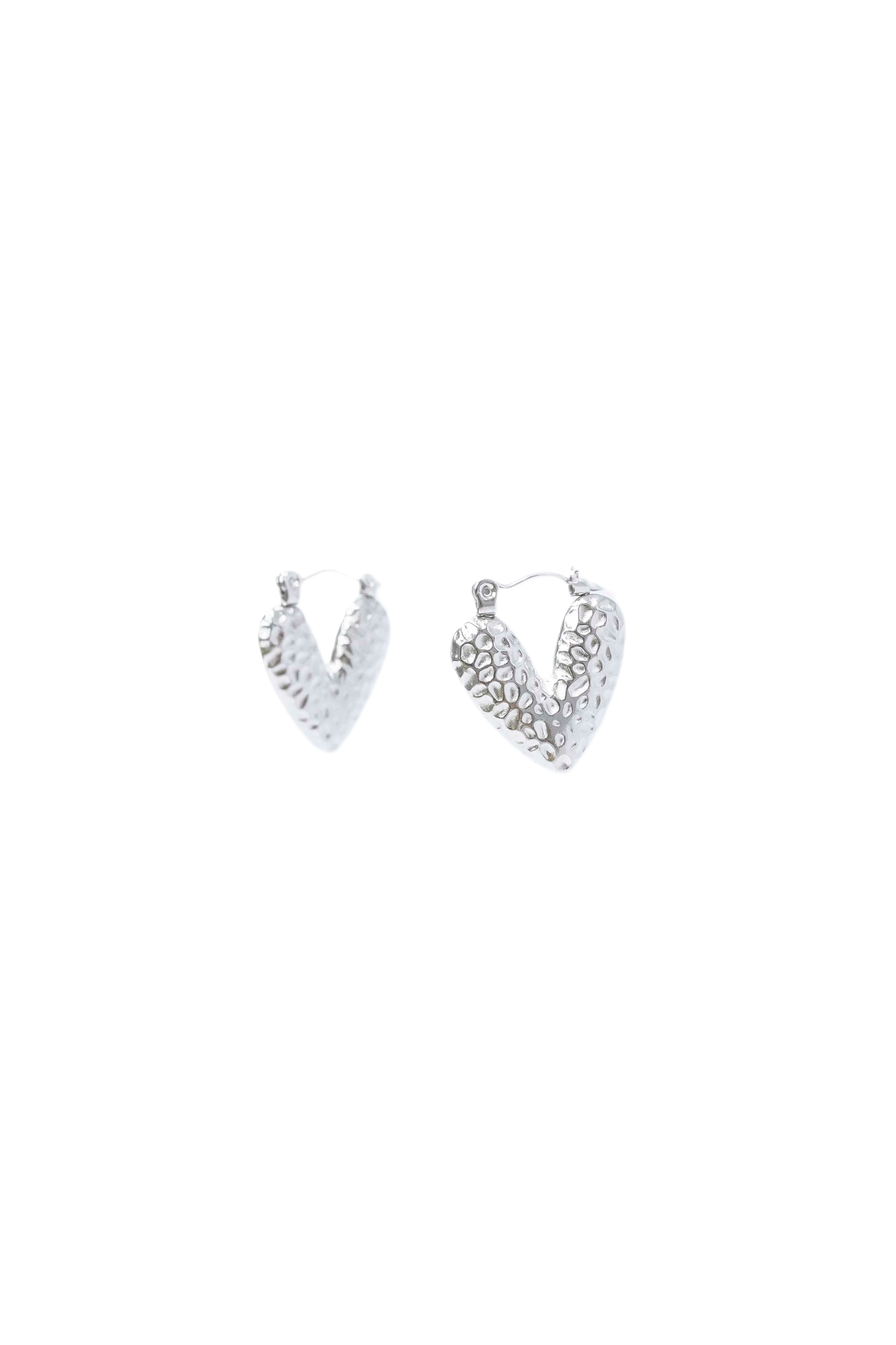 Pendientes Brisa plateados con corazón texturizado de ALMADIVERSA
