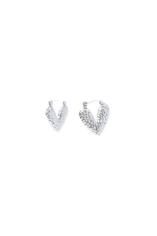 Pendientes Brisa plateados con corazón texturizado de ALMADIVERSA