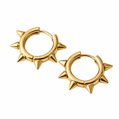 Pendientes Spike Riot dorados de aro con pinchos sobre fondo blanco
