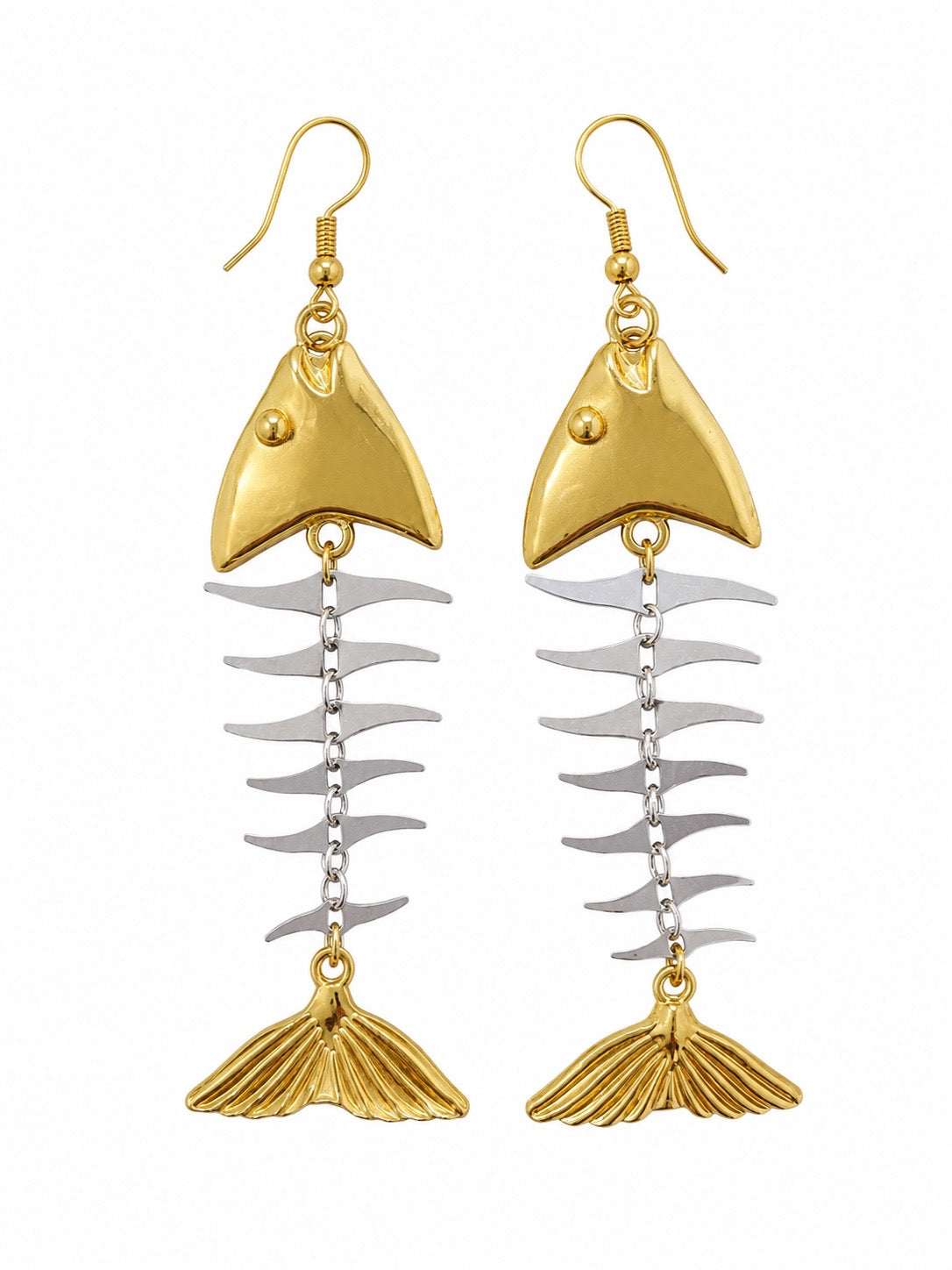 Pendientes Fishbone Maxi de acero inoxidable dorado con diseño de espina de pescado y cola de pez.
