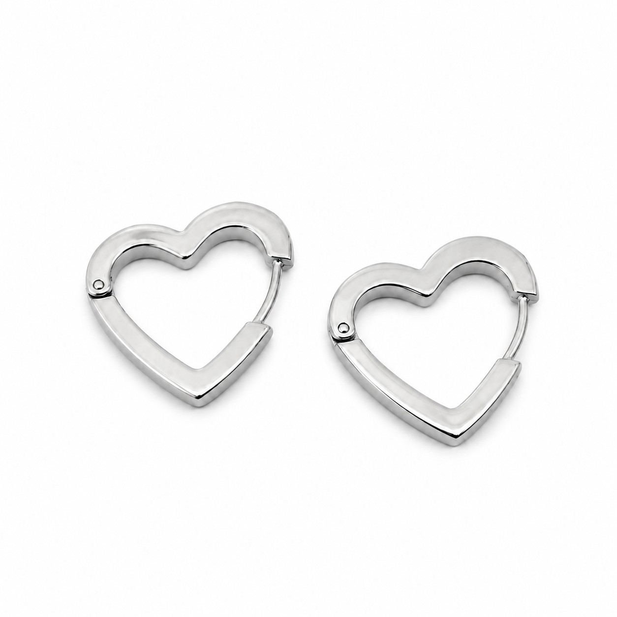 Pendientes Loveless plateados con forma de corazón sobre fondo blanco