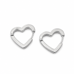 Pendientes Loveless plateados con forma de corazón sobre fondo blanco