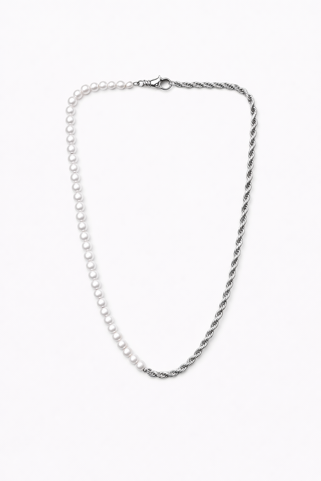 Collar Ira plateado mitad cordón y mitad perlas sobre fondo claro