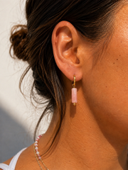 Pendientes de aro de 9 mm con cuarzo rosa natural y baño de oro de 18 quilates.