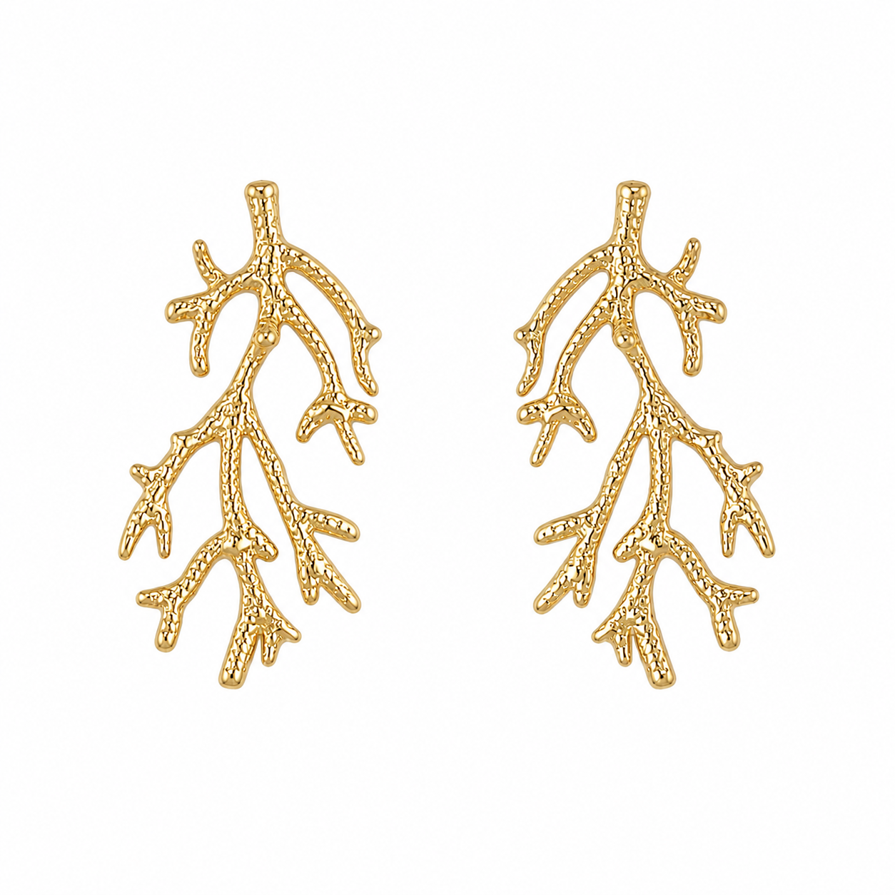 Modelo con pendientes Coral dorados de acero inoxidable