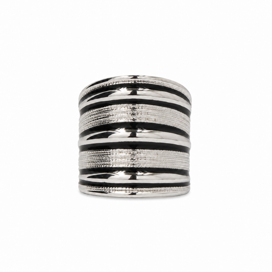 Anillo Estrato plateado ajustable con bandas lisas y texturizadas, vista frontal