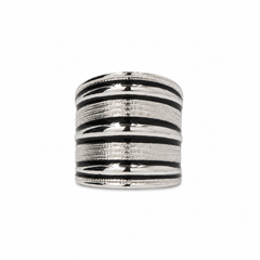 Anillo Estrato plateado ajustable con bandas lisas y texturizadas, vista frontal