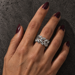 Anillo Laurel plateado ajustable de acero 316L puesto en una mano real