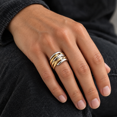 Anillo riff bicolor puesto en una mano