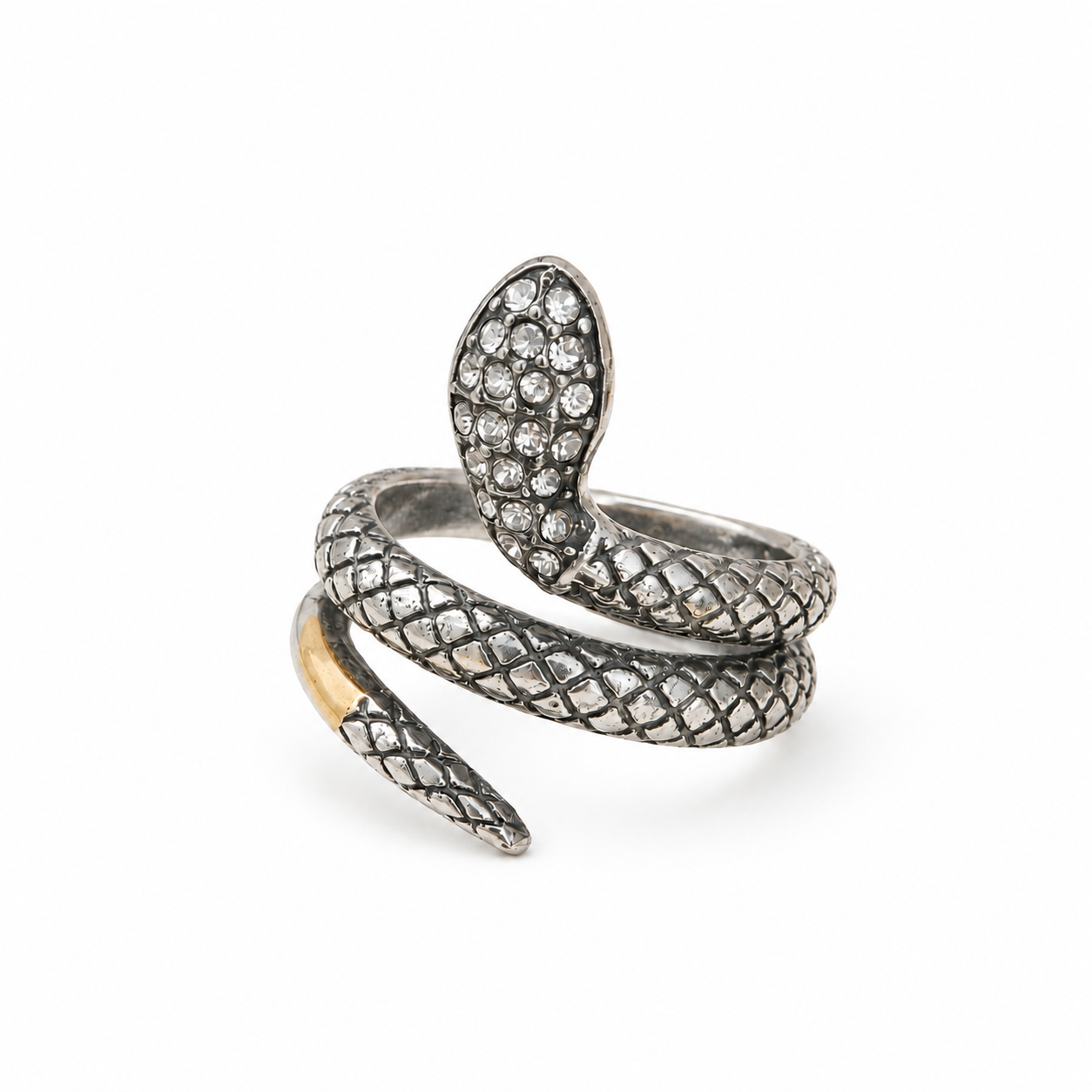 Anillo Serpent Pavé plateado con circonitas y detalle dorado en la cola sobre fondo blanco