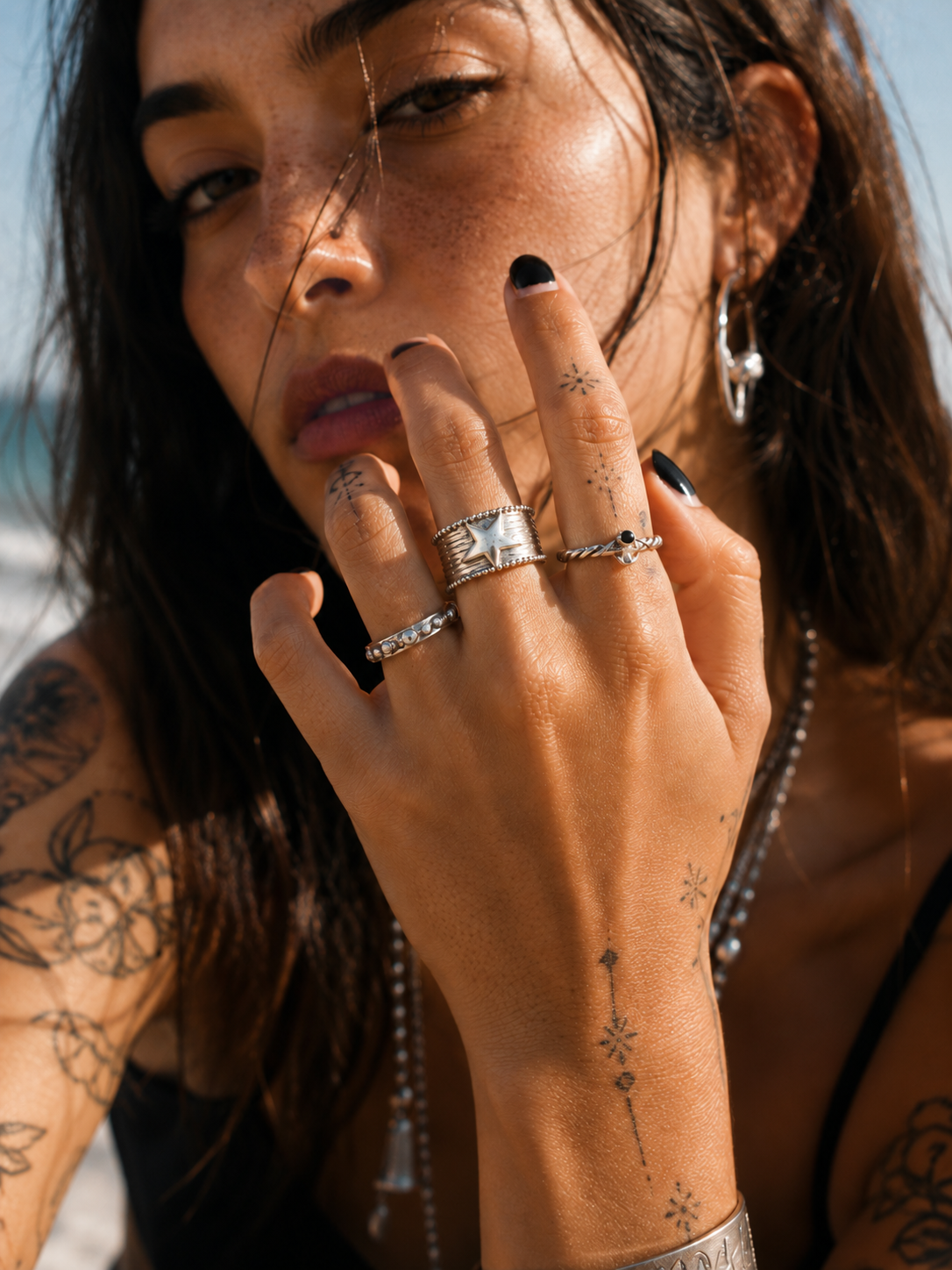 Anillo Stellar plateado de ALMADIVERSA llevado en la mano de una modelo