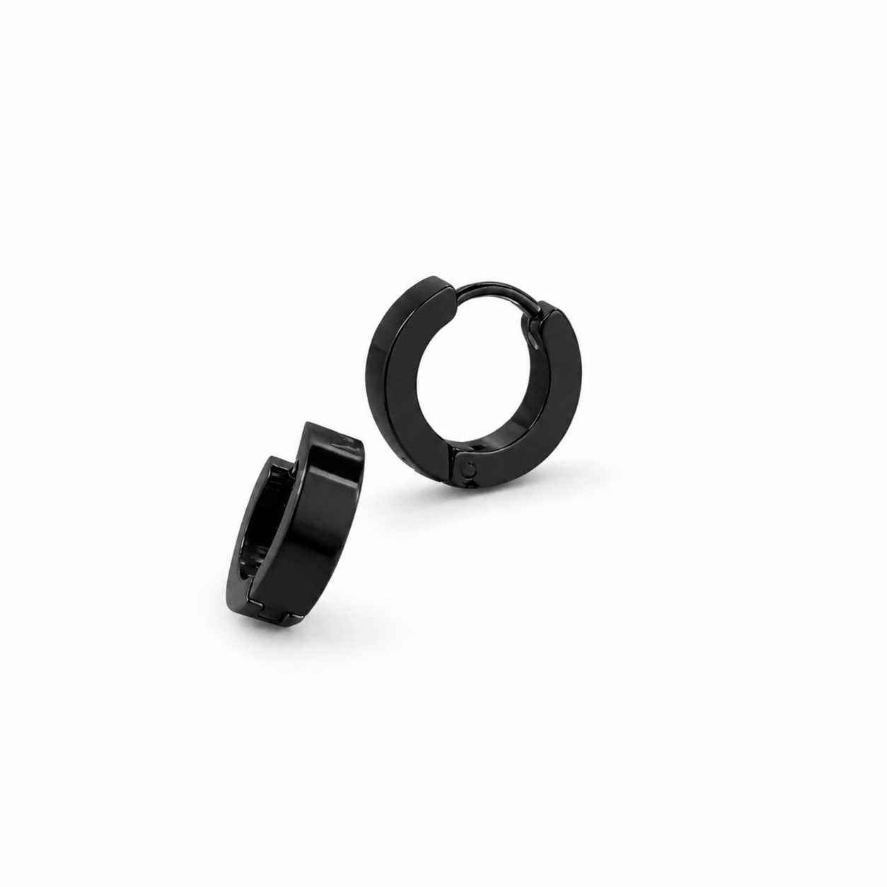 Aros Blackout pequeños con acabado negro y cierre articulado