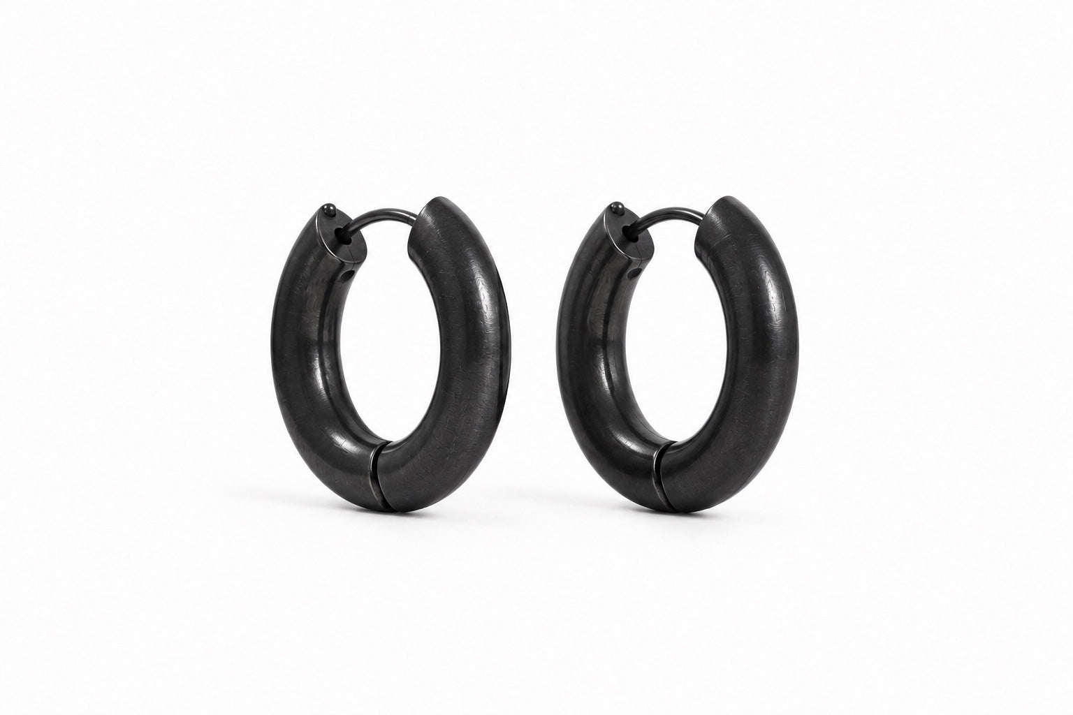 Par de Aros Blackout grandes con acabado pavonado negro