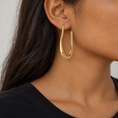 Aro Sway dorado de 6 cm en oreja