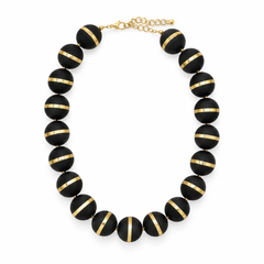 Collar Órbita negro de bolas con franja dorada sobre fondo blanco
