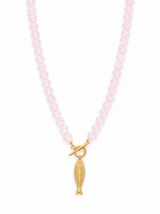 Collar Sardine Crush con piedras rosa claro y colgante de pez dorado