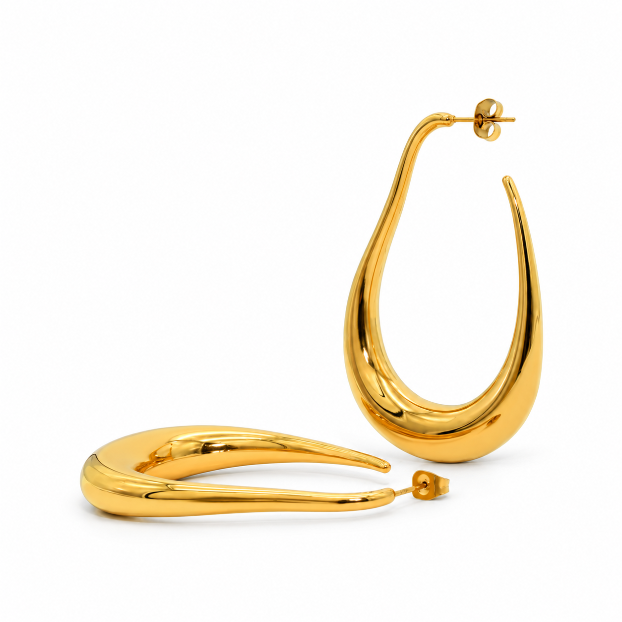 Pendientes Swerve dorados de 6 cm sobre fondo blanco