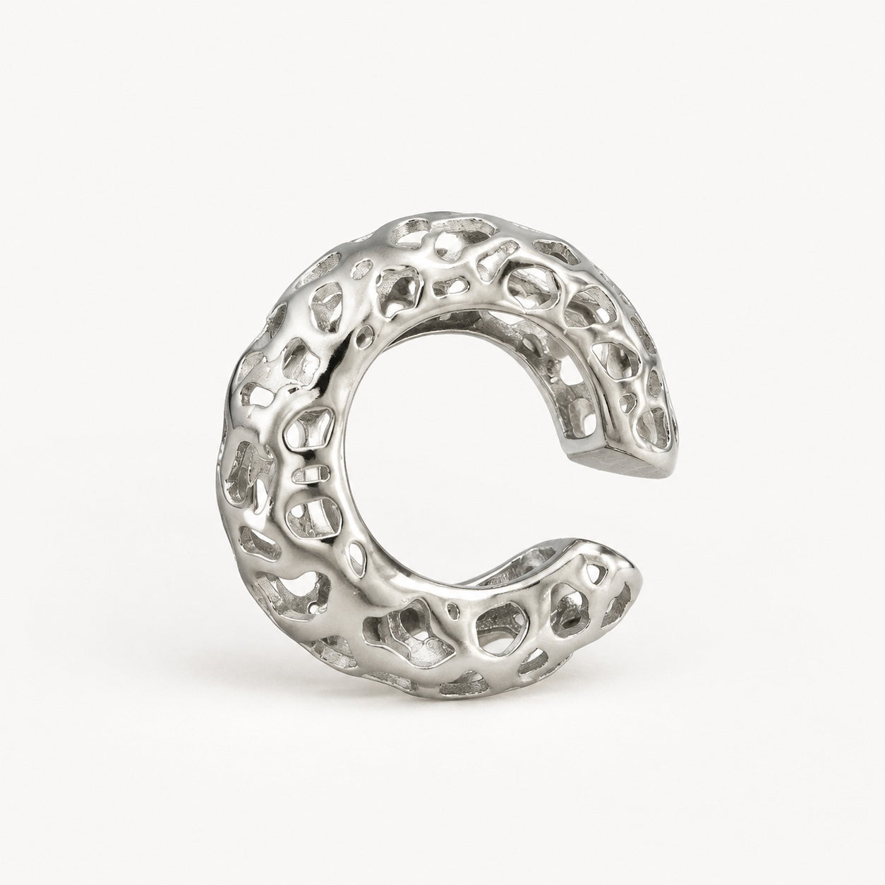 Earcuff Oquira plateado: diseño abierto y redondeado con calado orgánico