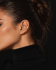 Earcuff Umbral dorado de banda ancha en oreja, modelo con cuello alto negro