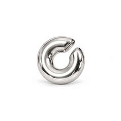 Earcuff maxi Voluta de acero plateado, forma redondeada abierta sobre fondo blanco