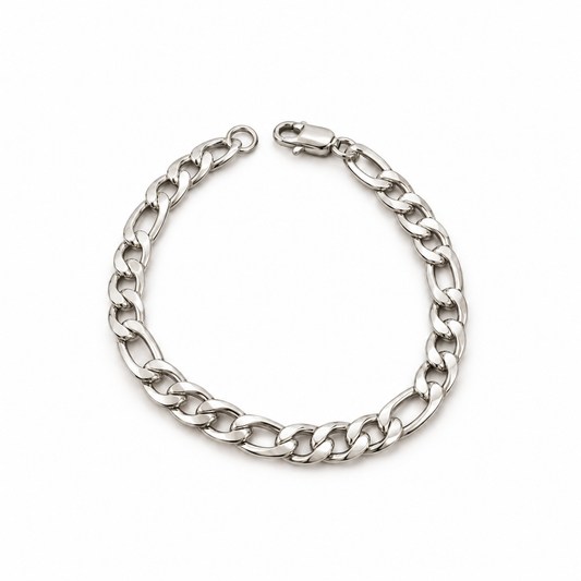 Pulsera Static plateada de acero con cadena Figaro sobre fondo blanco
