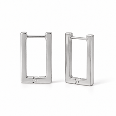 Pendientes Frame Click rectangulares plateados sobre fondo blanco
