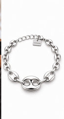 Pulsera Ocean Link plateada sobre fondo blanco con eslabones marinos y cadena extensora