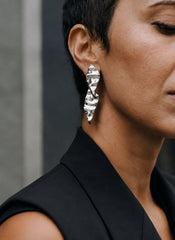 Modelo con Pendientes Alex plateados