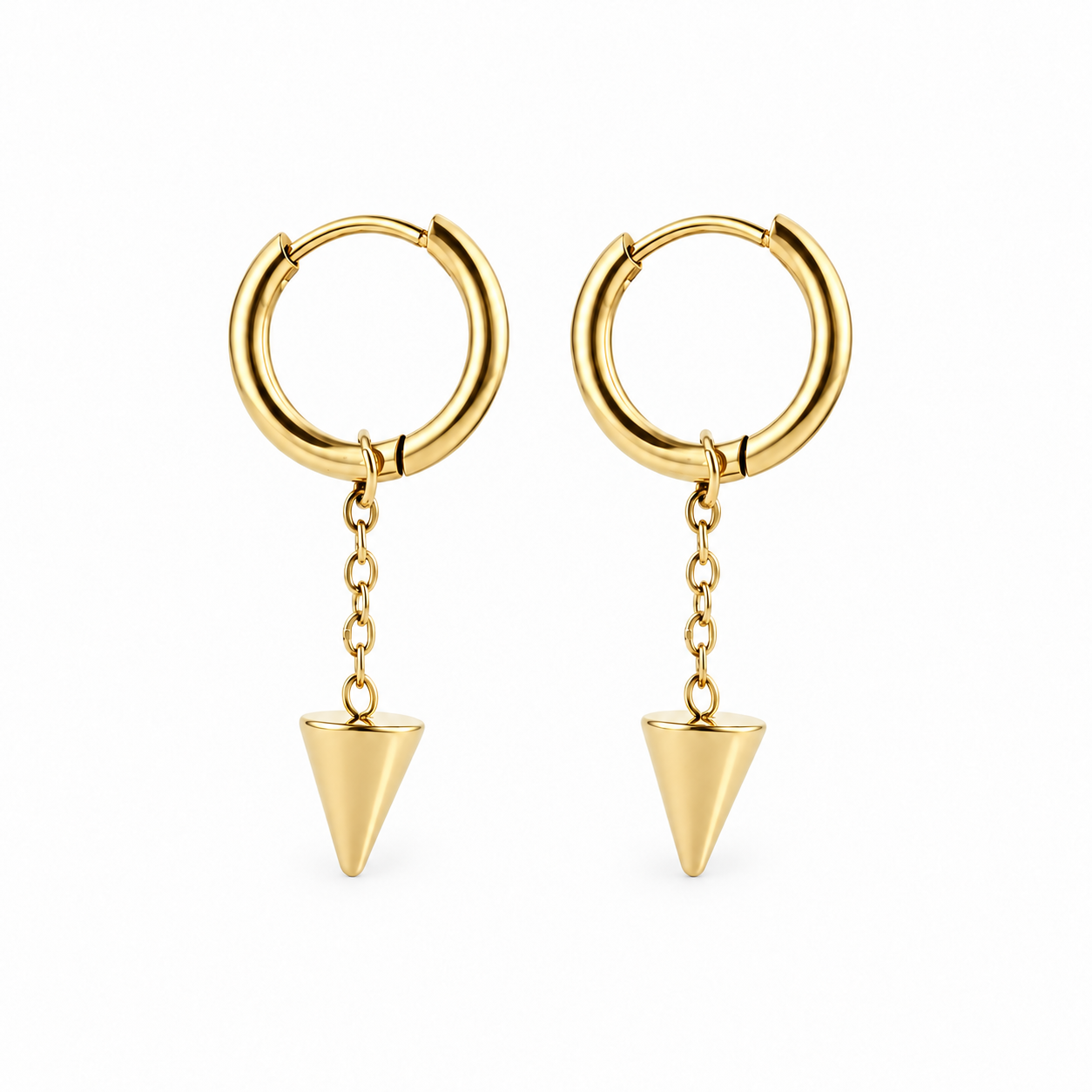 Pendientes Filo dorados, aros con cadena y colgante de punta sobre fondo blanco