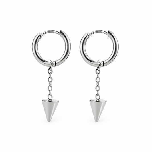 Pendientes Filo plateados, aros con cadena y colgante de punta sobre fondo blanco