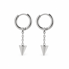 Pendientes Filo plateados, aros con cadena y colgante de punta sobre fondo blanco
