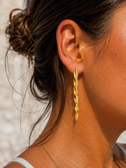 Pendiente Golden Leaves dorado de 7 cm puesto en la oreja