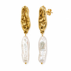 Par de pendientes Perla Brava dorados con perla alargada irregular, de 6 cm