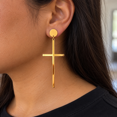 Pendiente Saint dorado de 7 cm colocado en oreja