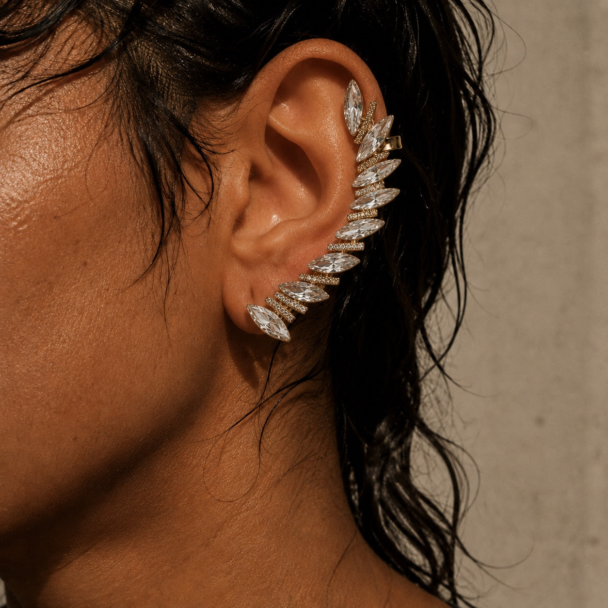 Trepador Crystal Spine dorado colocado por el exterior de una oreja