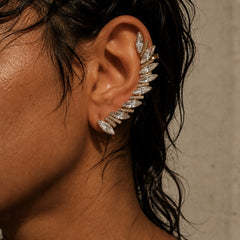 Trepador Crystal Spine dorado colocado por el exterior de una oreja