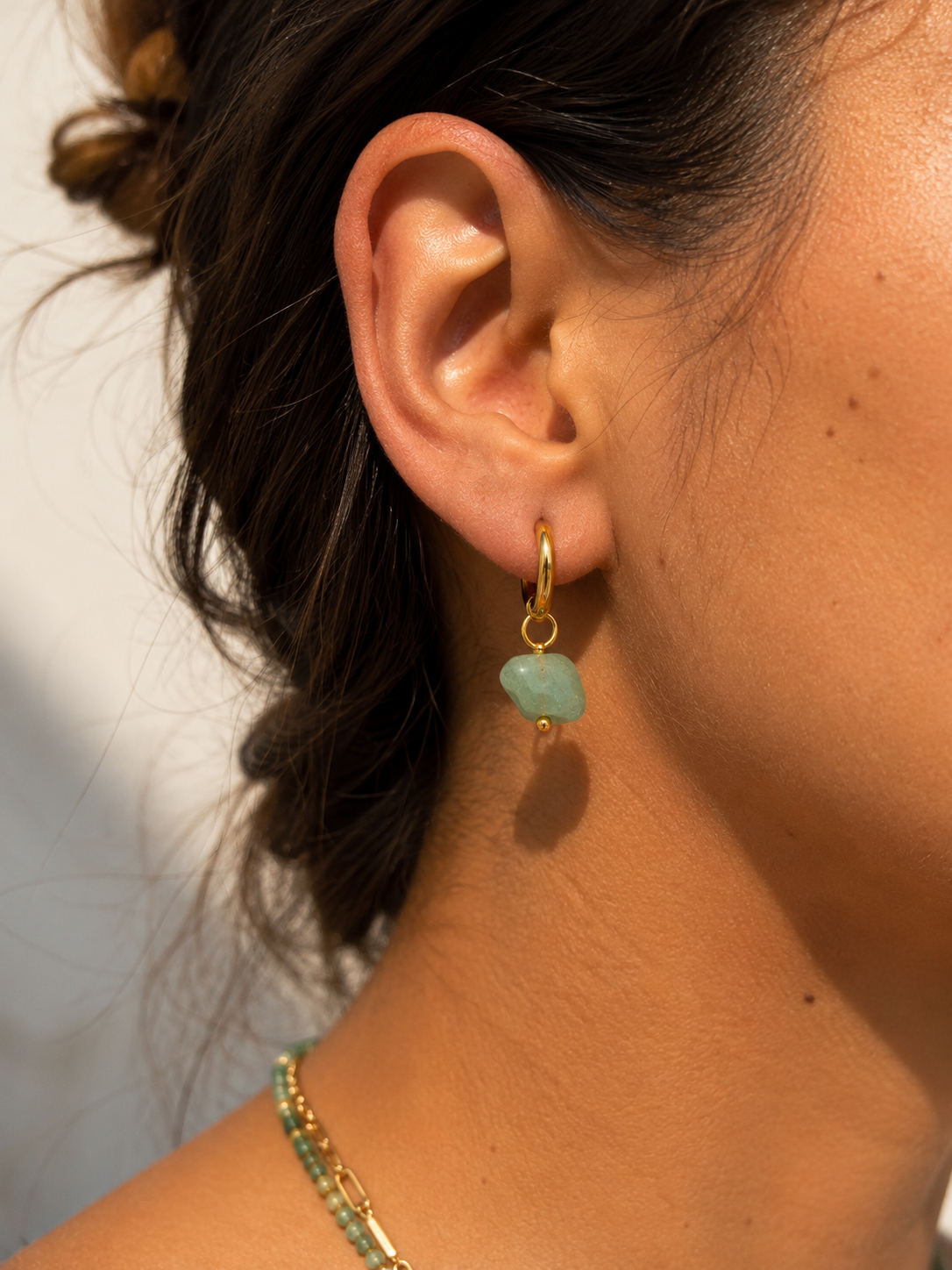 Oreja con aro y piedra verde 