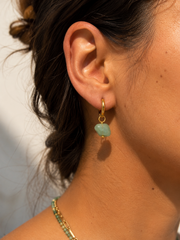 Oreja con aro y piedra verde 