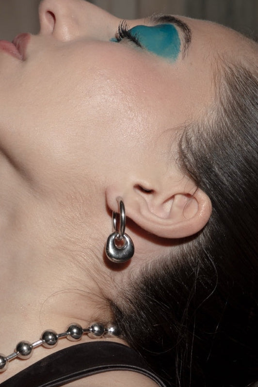 Pendientes Drop Click de ALMADIVERSA, detalle de la joya