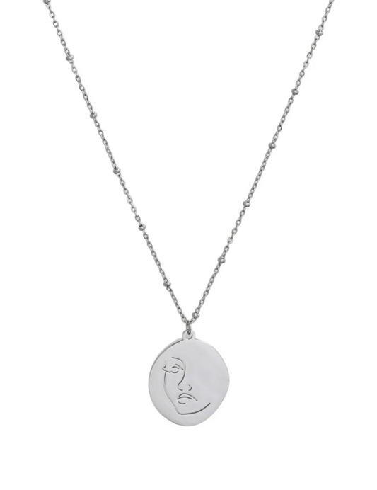 Collar Mística plateado con colgante circular de rostro grabado