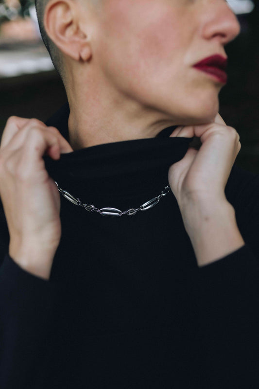 Collar Gravity de eslabones puesto sobre la piel