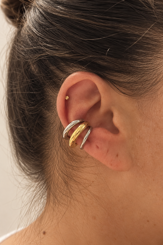 Ear cuff Bicolor colocado en la oreja