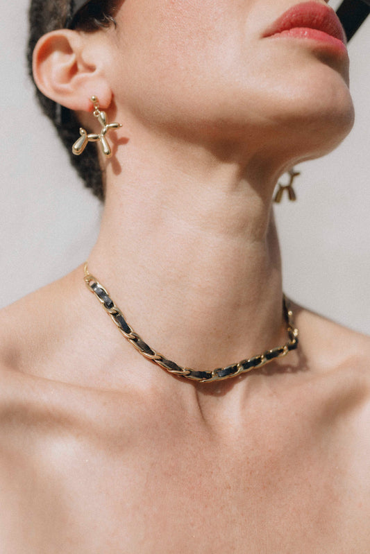 Choker negro ajustable de cuero con detalles metálicos, diseño rebelde de Almadiversa
