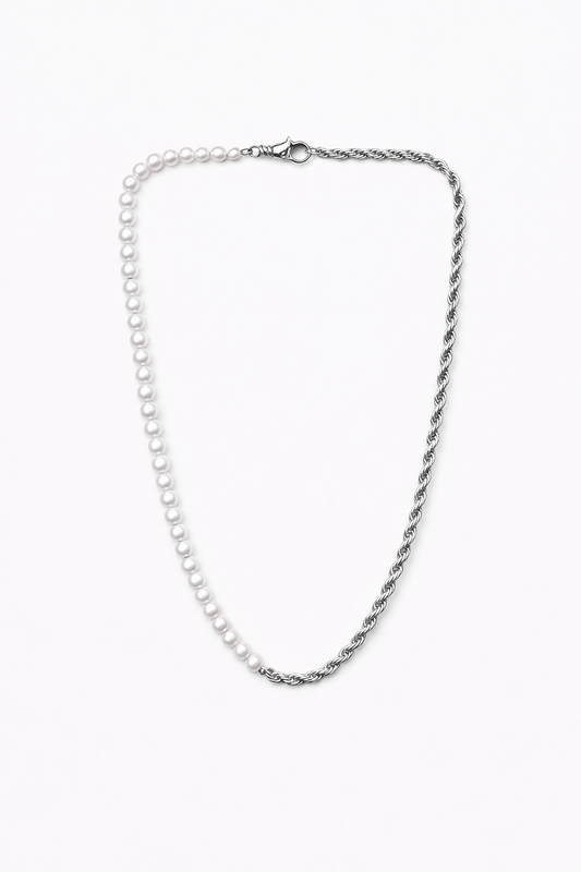 Collar Ira plateado mitad cordón y mitad perlas sobre fondo claro