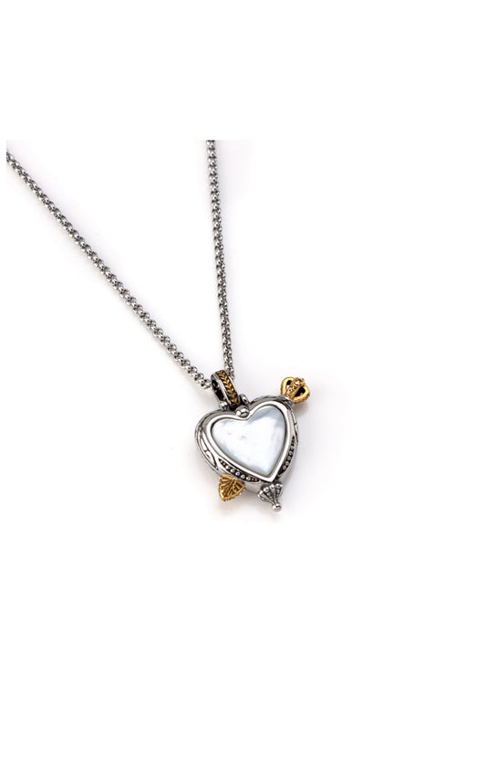 Detalle del collar con corazón de nácar y flecha dorada