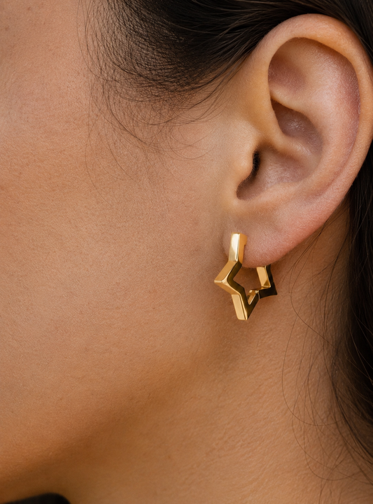 Oreja con pendientes dorado estrella Alma Diversa