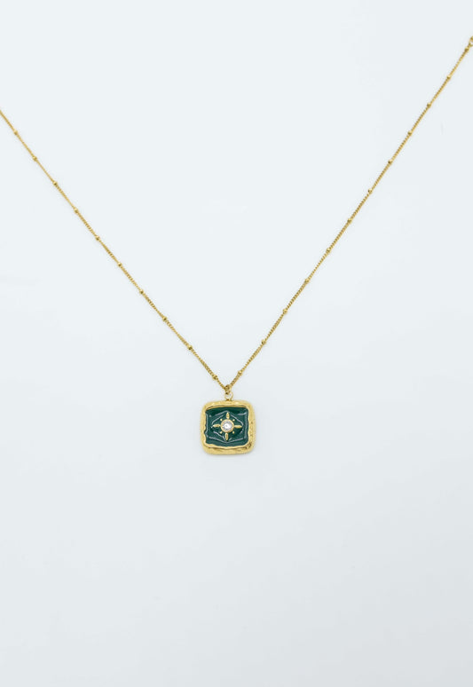 Collar Sunset dorado con medalla de sol y esmalte verde
