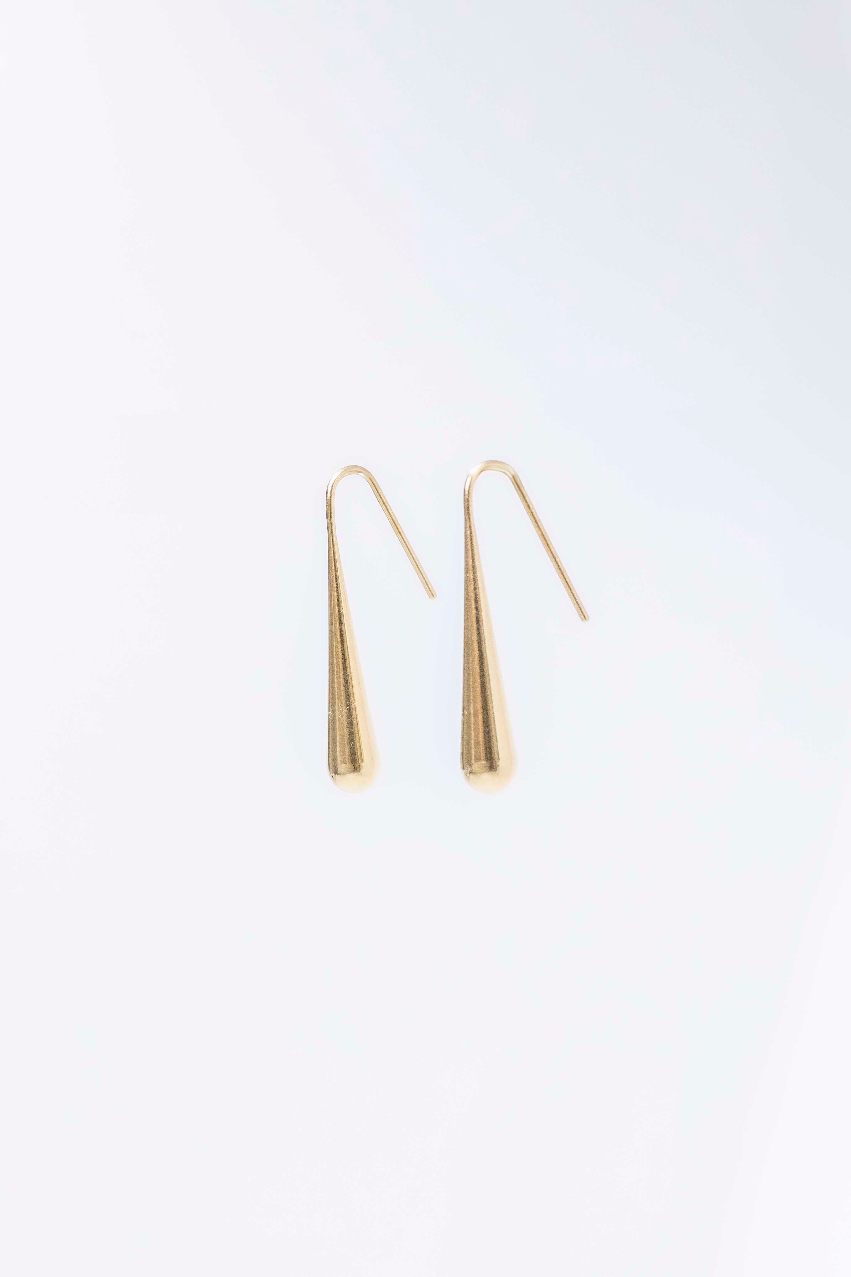 Pendientes Drop dorados de ALMADIVERSA, vista editorial