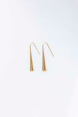 Pendientes Drop dorados de ALMADIVERSA, vista editorial