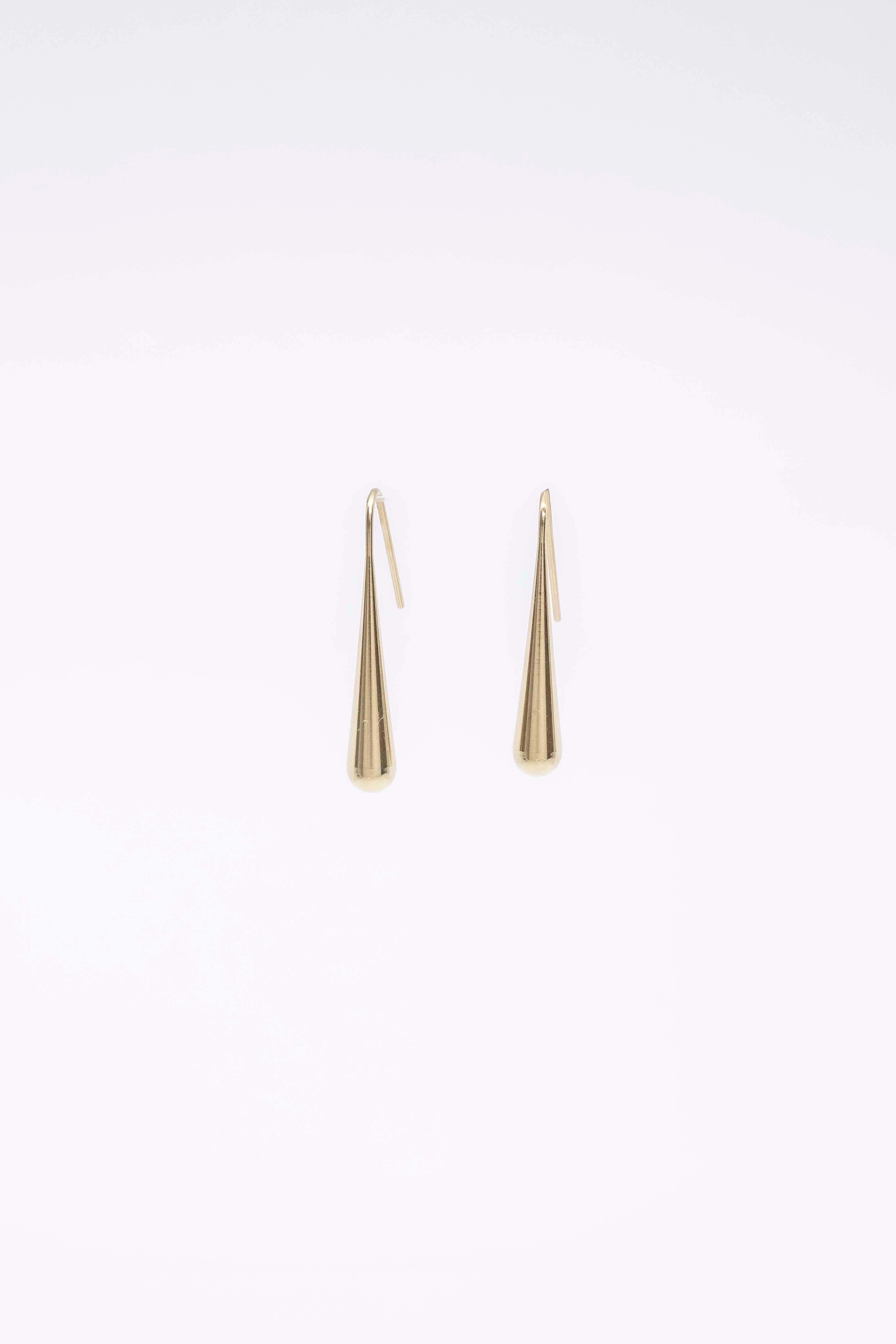 Pendientes Drop dorados de ALMADIVERSA, detalle